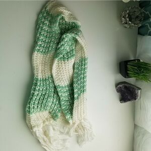 Thick knit cozy soft warm green white scarf